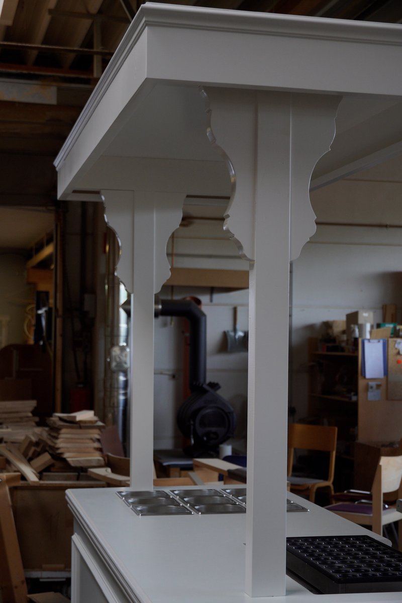 Detailaufnahme der ornamentalen Konsolen und Edelstahl-Behälter